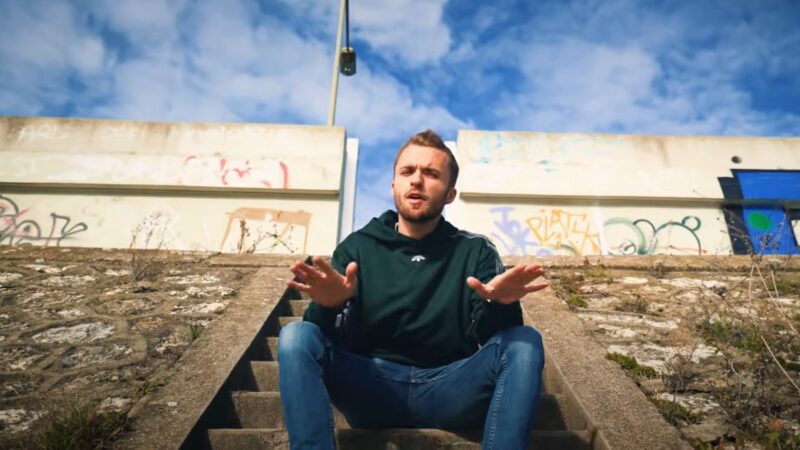 A part son bac ES, quel est le diplôme de Squeezie ?