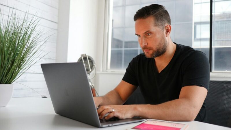 4 h 40 de vidéo par jour : comment les entrepreneurs français transforment cette habitude en outils de vente