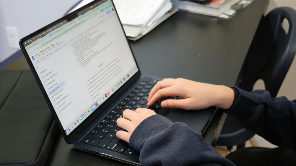 Quels avantages offre Breeze Copilot par rapport aux IA généralistes dans les tâches commerciales ?