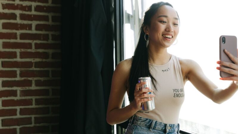 Marketing : les agences UGC misent sur l&rsquo;IA et désertent l&rsquo;influence