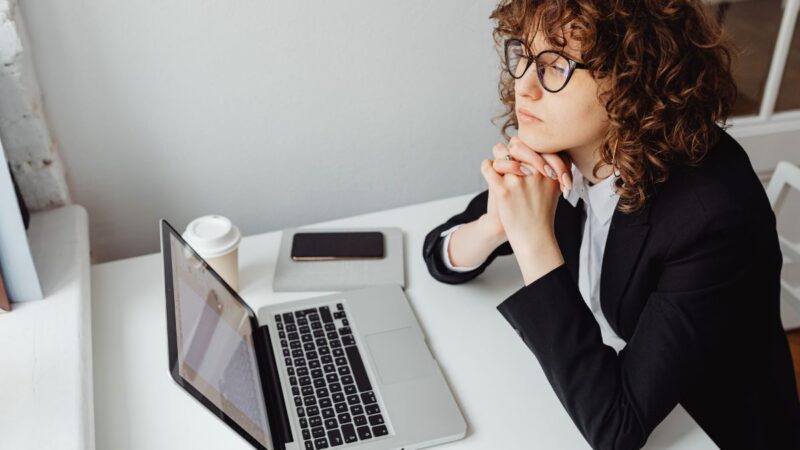 En quoi LinkedIn Premium est-il différent de Sales Navigator ?