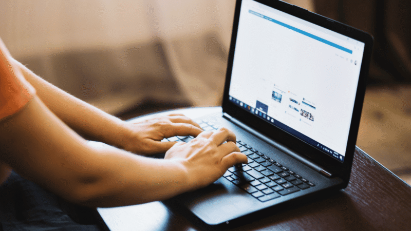 Mon ordinateur portable glisse sur le bureau : que faire ?