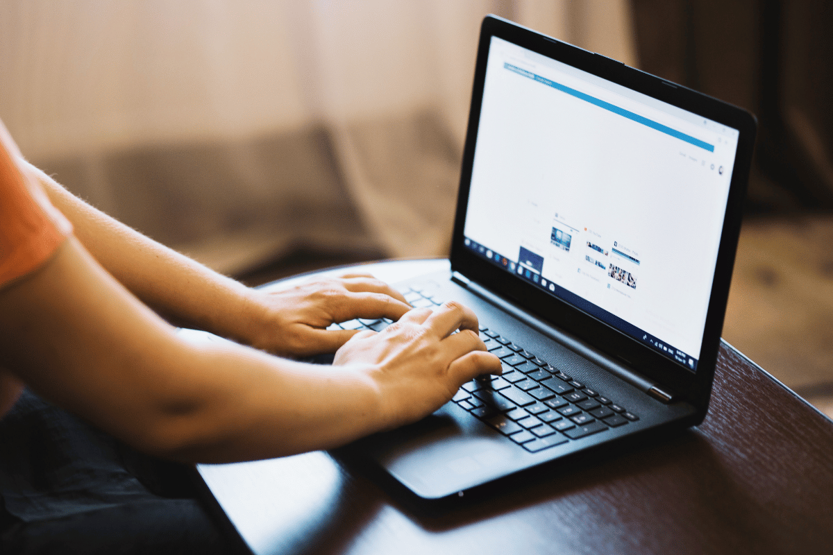 Mon ordinateur portable glisse sur le bureau : que faire ?